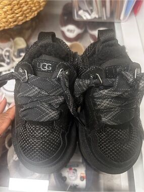 UGG toddler Black TLOWMEL Sneakers size 6
